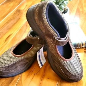 PROPET Mary Jane Leather Sneakers - Size 9.5 (NWT)